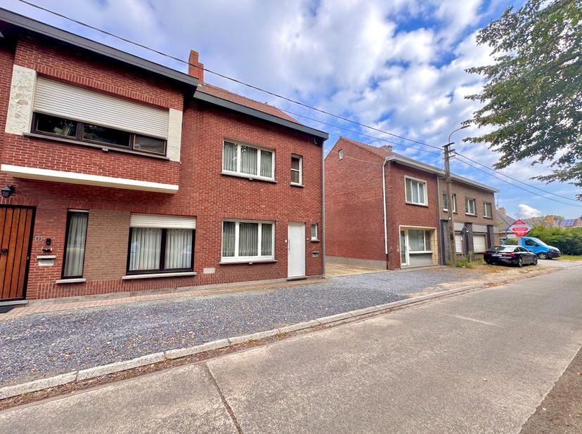 Op een rustige en groene ligging in Doornzele bevindt zich deze verzorgde halfopen bebouwing met 3 slaapkamers, een nette keuken &amp; badkamer en een vol