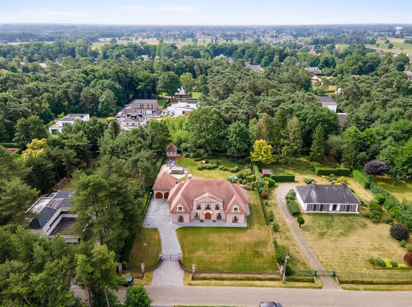 Zeer residentieel gelegen villa met topafwerking op 3.180 m² grond. Zuid-georiënteerde tuin. <br />
De imposante inkomhal met een statige draaitrap na