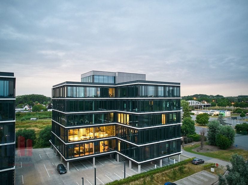 Instapklare kantoren van 244 m² te huur op een toplocatie. Dankzij de strategische ligging aan The Loop, nabij station Gent-Sint-Pieters en belangrijk