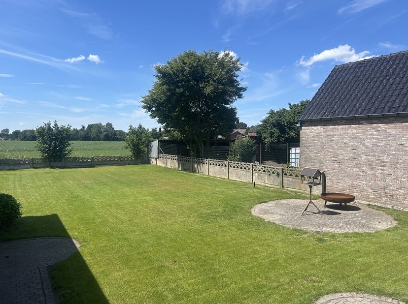 Deze charmante gelijkvloerse woning telt 2 slaapkamers en is gelegen in Kleine-Brogel.<br />
INDELING:<br />
Woning:<br />
- Inkomhal<br />
- Gastento