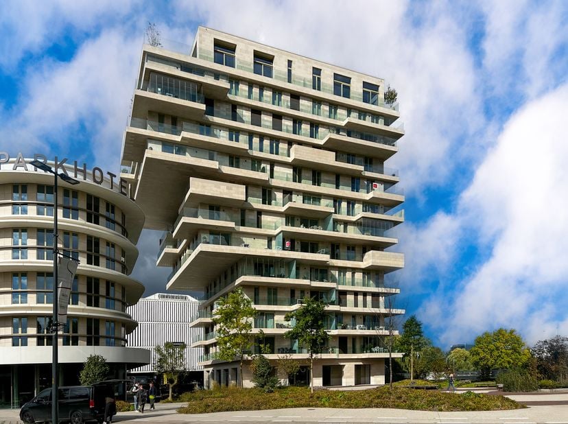 Dit appartement is gelegen in Waterfront Waregem, een prestigieus totaalproject dat wonen, werken, verblijven en recreatie samenbrengt. Het project om