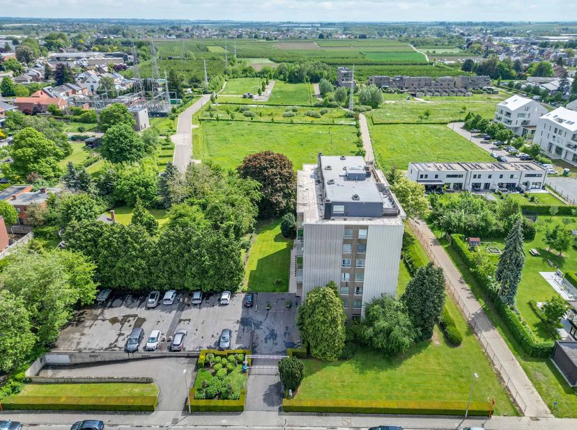 Dit gelijkvloers appartement ligt in de Festraetsstraat, een weg nabij het centrum van Sint-Truiden waar enkel lokaal verkeer passeert.<br />
Het appa