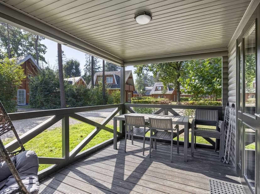 Deze vakantiewoning beslaat 44m² en bevindt zich op een perceel van 229 m².  De open leef- en eetruimte met aansluitende keuken is voorzien van alle b