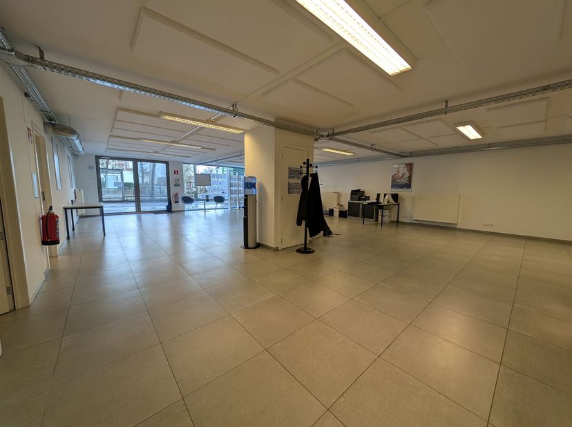 Ruime kantoorruimte op centrale locatie in Mortsel<br />
<br />
 Ligging: Gunstig gelegen op de Antwerpsestraat te Mortsel. Het heeft een erg goede