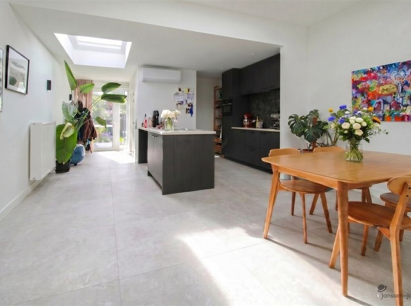Deze gerenoveerde, gunstig gelegen woning te Lier, combineert hedendaags wooncomfort met authentieke charme. De woning werd grondig vernieuwd in 2022-