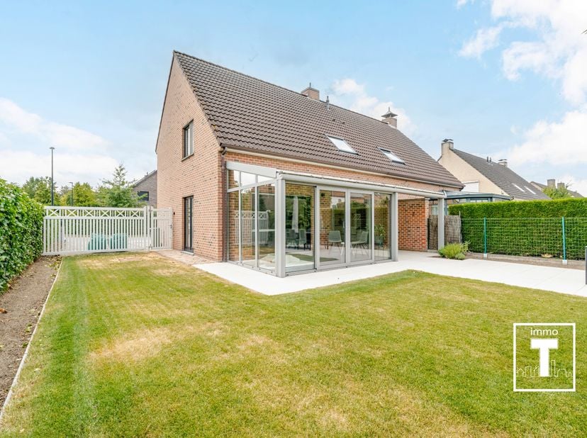 De woning is gelegen op het einde van een doodlopende straat, waardoor u hier geniet van een bijzonder rustige en uiterst kindvriendelijke omgeving. T