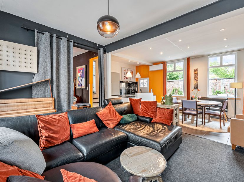 Instapklare woning in centrum Izegem te koop!<br />
We betreden de woning via de inkomhal en hebben direct een eerste kamer die nu gebruikt wordt als