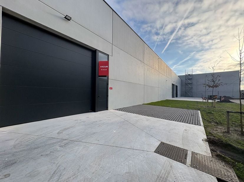 In een goed bereikbare bedrijvenzone te Oostkamp bevindt zich deze instapklare nieuwbouw KMO-unit van 312,55 m². De unit biedt een praktische en kwali