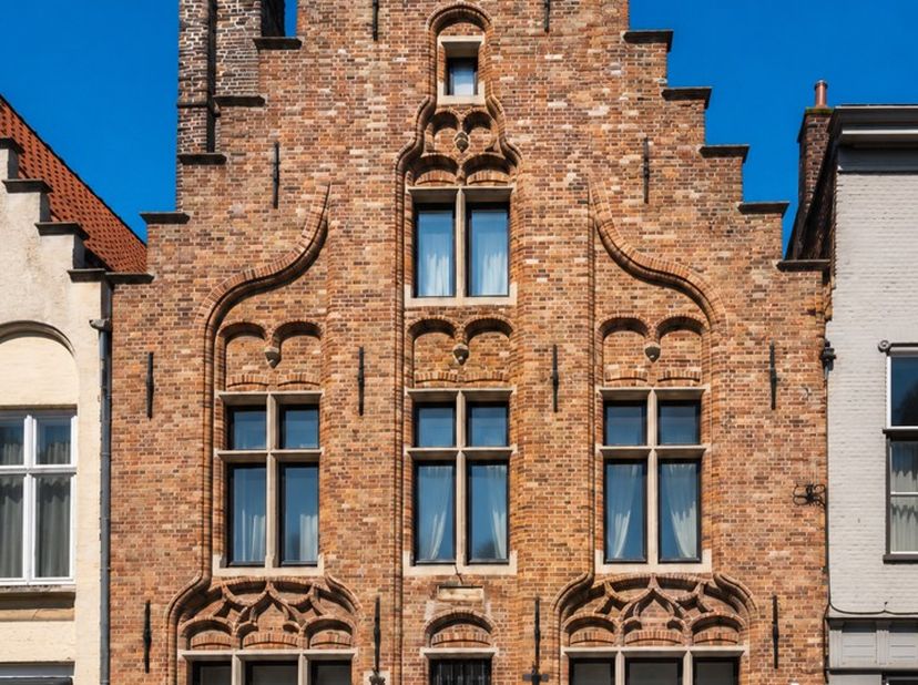 In het hart van het historische Brugge bevindt zich het 16de eeuws stadspand, “Hier in De Draecke”, ook gekend als "In de Gouden Draecke”, dat zijn hi