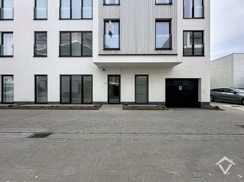 Wonen op een levendige locatie met zicht op alles wat Nieuwpoort te bieden heeft? Dit ruim en modern appartement in residentie Hélène-Charlotte ligt o