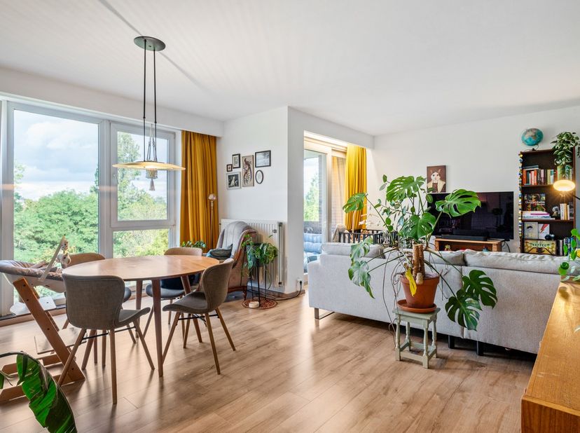 Groen wonen met de stad binnen handbereik? Dit verzorgde appartement aan de Rodekruislaan 1 in Berchem ligt tegenover een groenzone met speeltuin en w