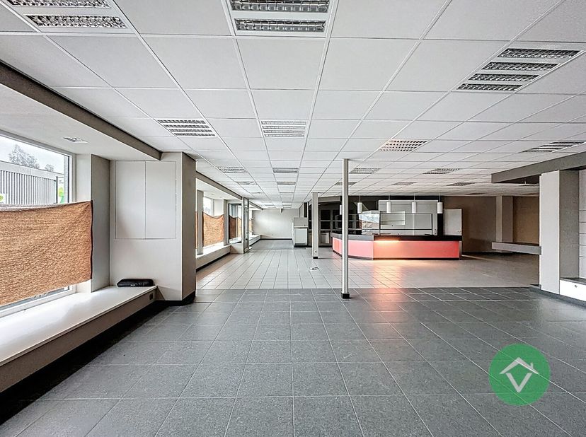 Op een uiterst gunstige en commerciële ligging in Gistel bevindt zich dit veelzijdige handelspand met bovenliggende woonst. Dankzij de uitstekende zic