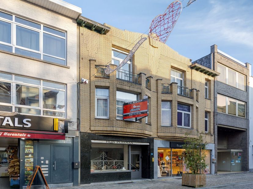 Gelegen in de Zandstraat in Herentals vinden we deze te renoveren handelswoning terug. Gezien zijn unieke ligging bevinden alle faciliteiten zoals sch