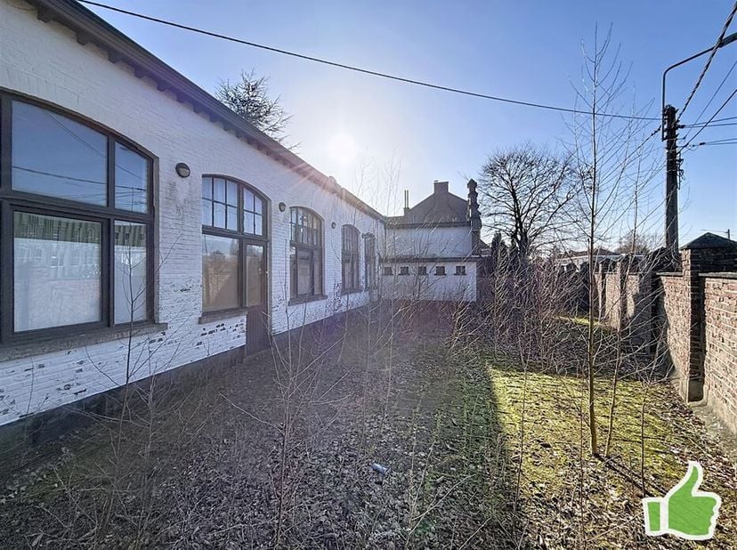 Bâtiment de +/- 300 m2 à vendre sur un terrain de 1860 m2<br />
Immeuble à fort potentiel mais avec travaux importants.<br />
Anciennement utilisé com