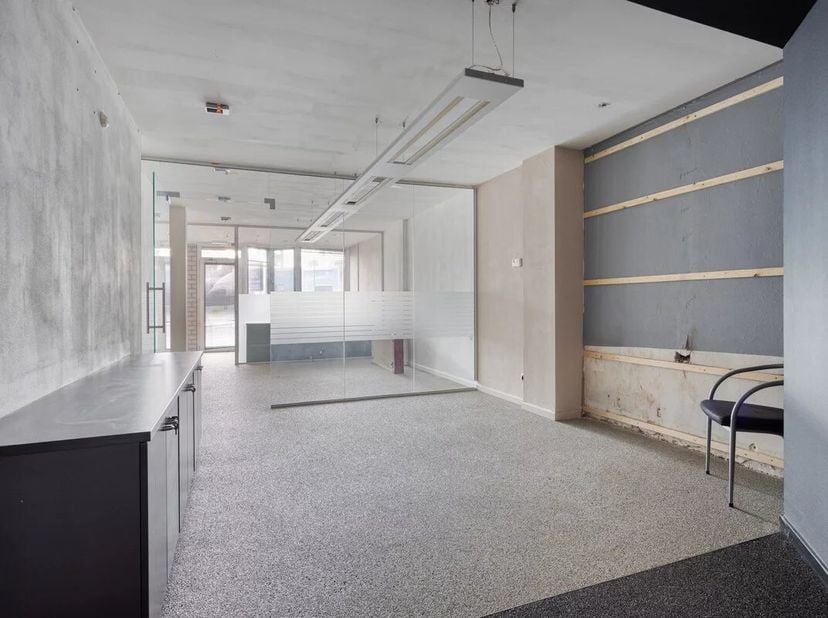 UNIEK HANDELSPAND VAN 110M² MET DUPLEXAPPARTEMENT VAN 146 M² MET 3 SLPK IN LANAKEN CENTRUM<br />
Op zoek naar een handelsruimte of  kantoor in het cen
