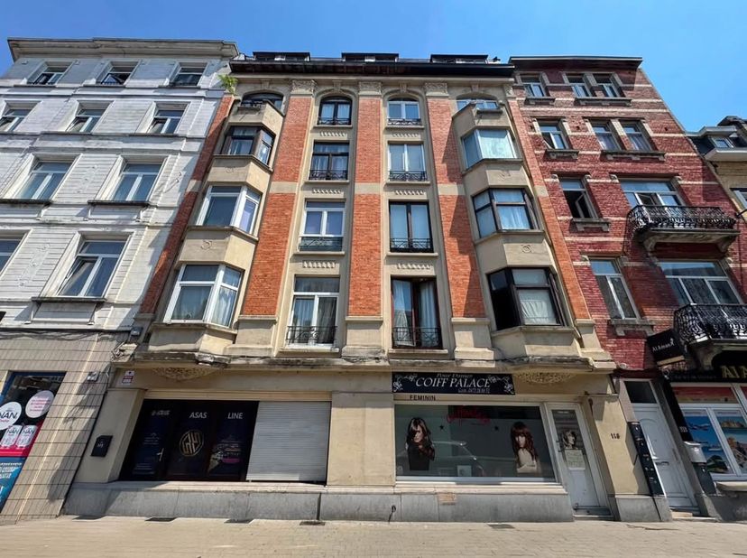 À VENDRE –Anderlecht - Surface commerciale de ± 62 m² à<br />
Une opportunité idéale pour lancer ou développer votre activité !<br />
Situé au cœur d'