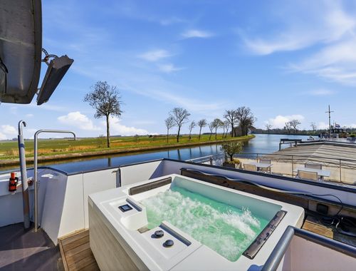                                         Woonboot te koop in Oudenburg, € 695.000
