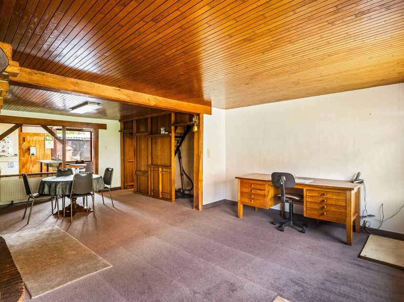Woning met 2 slpk en magazijn van ca. 150m²<br />
Ligging: De woning is gelegen aan Camping Houtum, in een groene en rustige omgeving met tal van wand