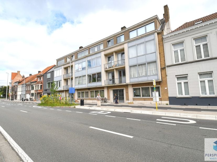 Ruim 2 slpk appartement op wandelafstand van 't Zand.&amp;nbsp; INDELING: inkom met ingemaakte vestiaire kast, brede woonkamer, ingerichte open keuken (fr