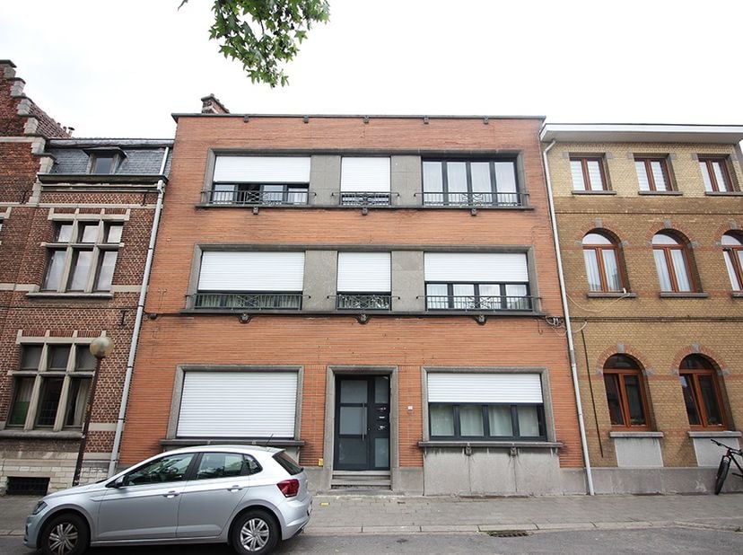 Contacteer Raf voor een bezoek: 0484325180. In het centrum van Machelen kan je dit ruime appartement terugvinden. Het appartement bevindt zich de 2e v