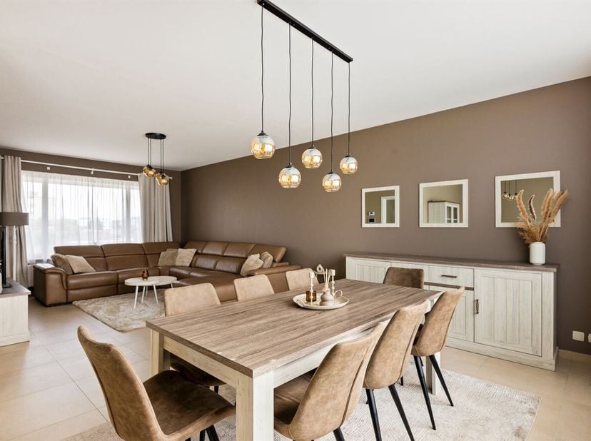 Deze ruime gezinswoning met tuin is gelegen in de Bremstraat te Sint-Niklaas, een rustige en aangename straat met een uitstekende bereikbaarheid naar