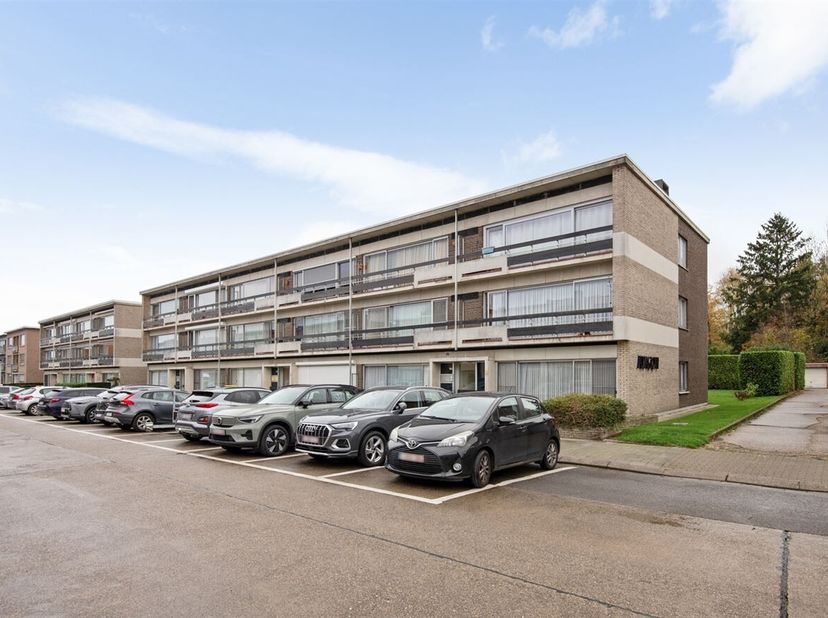 Instapklaar appartement met 2/3 slaapkamers nabij centrum Lier<br />
Dit appartement op de 2de verdieping werd door de jaren heen steeds perfect onder