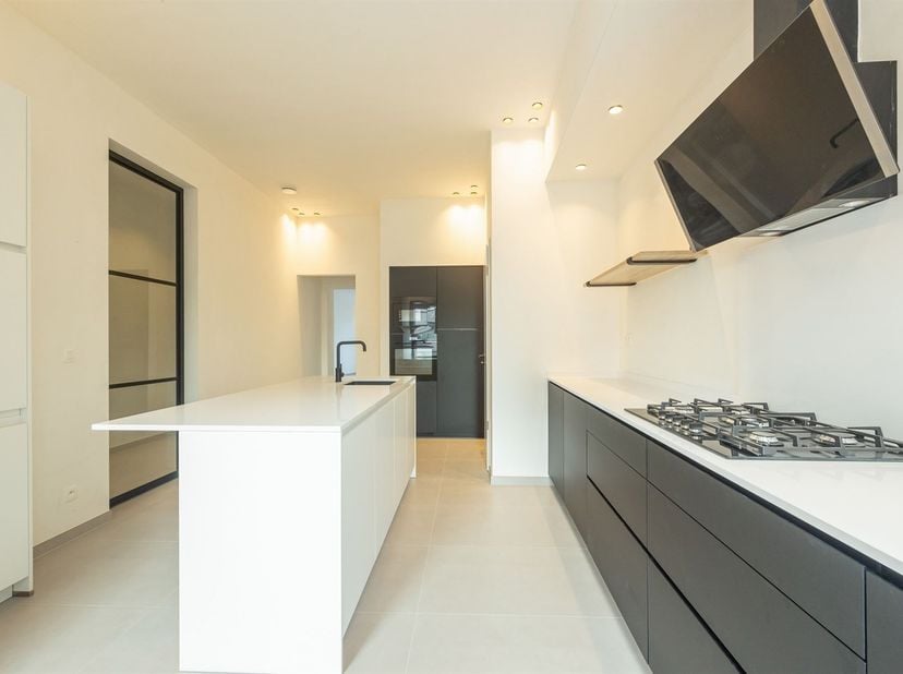 Deze brede woning met epc B (117 kWh/m²/jaar) ligt op wandelafstand van een school en de schilderachtige Scheldeboorden. De zwarte alu en pvc-ramen co