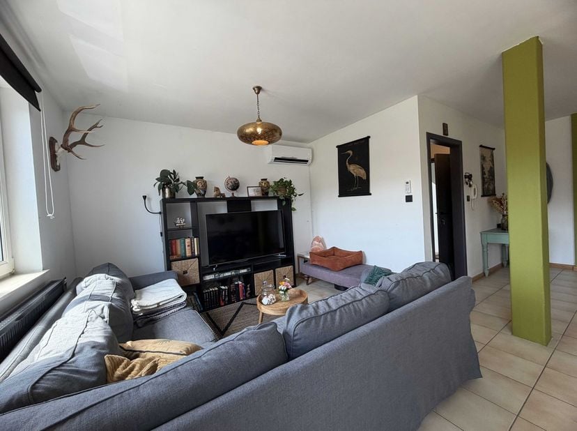 Dit appartement is rustig gelegen in een doodlopende straat in een kleinschalige en welonderhouden residentie (slechts 2 wooneenheden in het totaal).