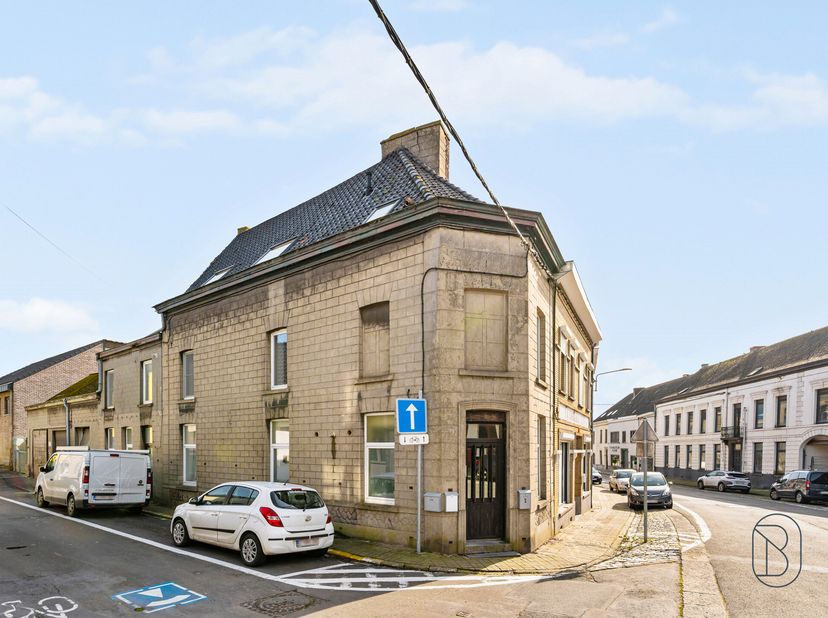 Opbrengsteigendom ideaal gelegen in het centrum van Leuze, op wandelafstand van winkels, het station en scholen.Het gebouw bestaat uit twee appartemen