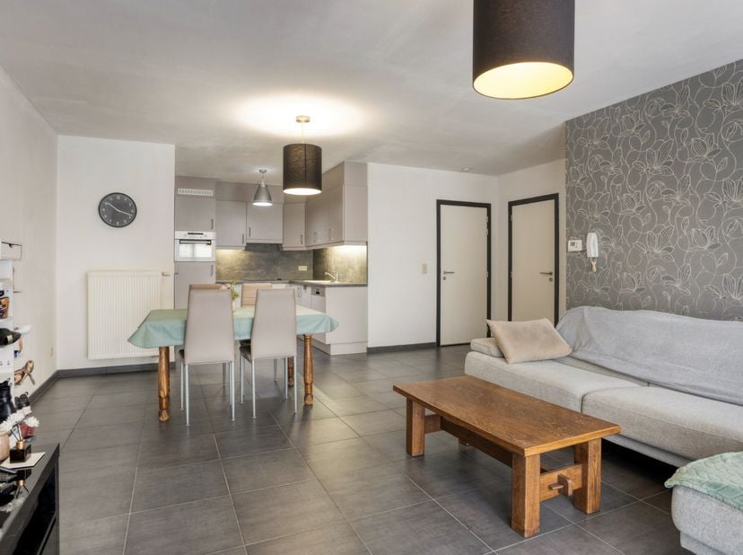 Dit gelijkvloers appartement is gunstig gelegen in een kleinschalig gebouw met slechts 5 appartementen in het centrum van Olen-centrum, op wandelafsta