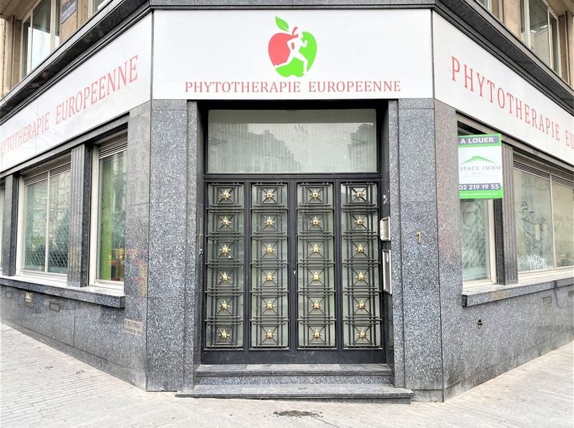 Bruxelles centre - Idéalement situé sur la place Fontainas et à proximité de toutes commodités, ce spacieux rez-de-chaussée commercial d'une superfici