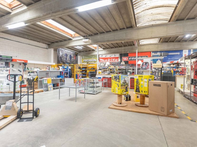 Situé à Evere, à proximité immédiate du Ring de Bruxelles, de l'aéroport national et des principaux axes routiers, cet ensemble immobilier professionn