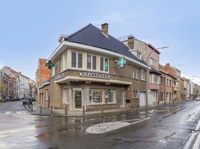 Découvrez ce commerce de rez-de-chaussée situé au 96 Sterstraat à Drogenbos, bénéficiant d’un emplacement exceptionnel pour les entrepreneurs qui acco