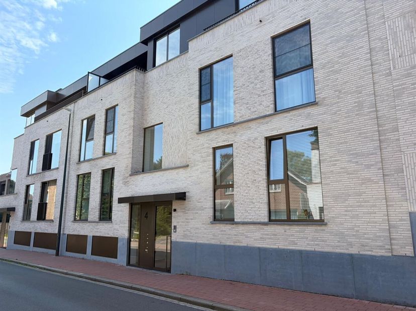 Gelieve Pamela te bellen voor een afspraak 0474911514. Ideaal gelegen in hartje Hoeilaart, nieuw en energiezuinig appartement met mooie afwerking en p