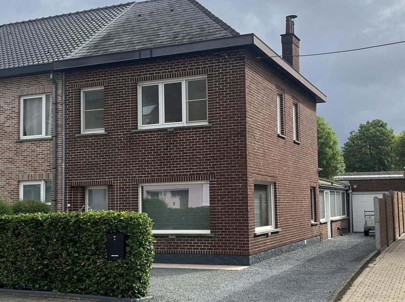 Deze lichtrijke, instapklare gezinswoning is gunstig gelegen in Melle, op slechts 5 minuten wandelen van het station. De woning bevindt zich nabij all