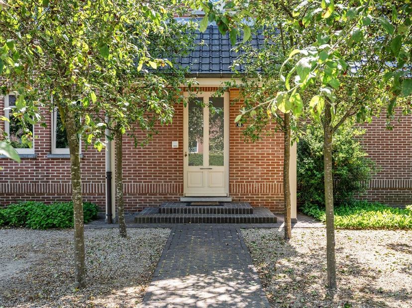 Welkom in deze stijlvolle en karaktervolle herenwoning waar ruimte, comfort en charme perfect samenkomen. Deze uitstekend onderhouden woning beschikt