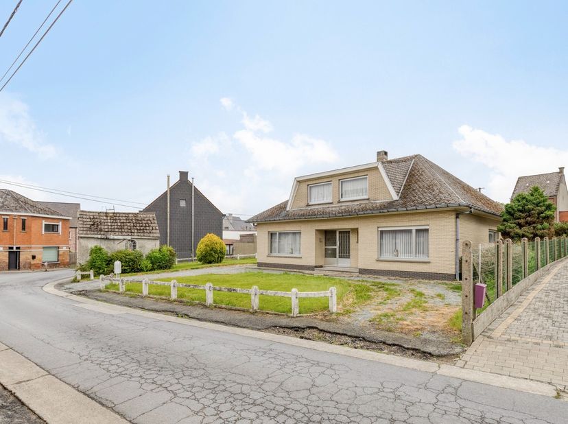 Voor wie groot wil wonen en op zoek is naar ruimte, rust en mogelijkheden, is deze charmante villa zeker een bezoek waard. Gelegen op een mooi perceel