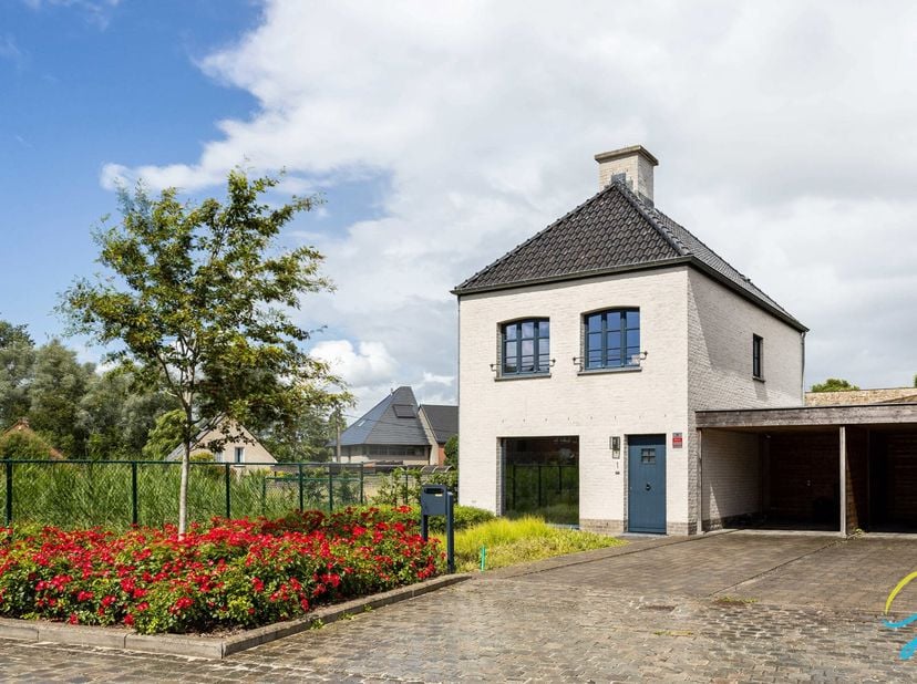 Bent u op zoek naar een jonge(Bj 2021), energiezuinige woning waar comfort, ruimte en een uitstekende ligging samenkomen? Dan is deze recente woning u