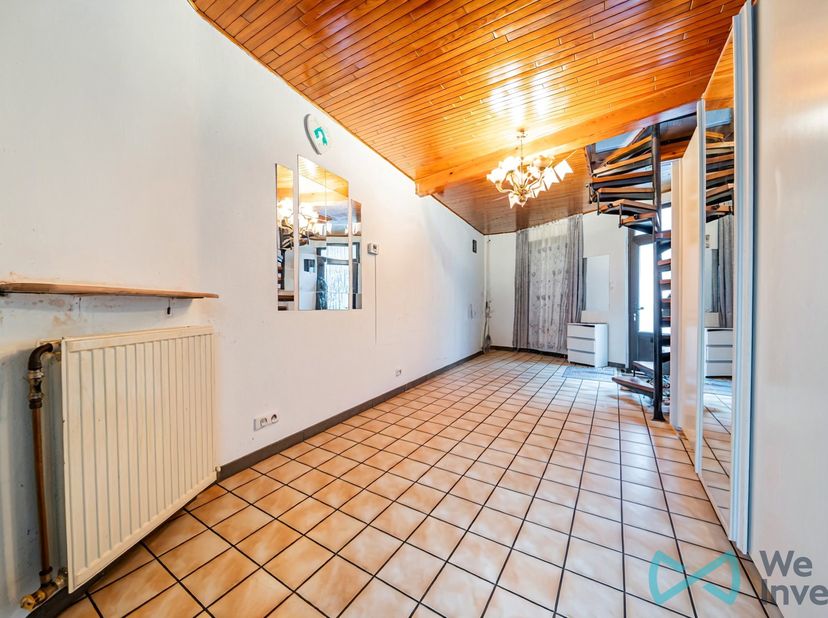 Info en bezoeken – 02 315 51 71<br />
Gelegen in een gegeerde buurt van Oudergem biedt deze charmante kleine woning een atypische en praktische indeli