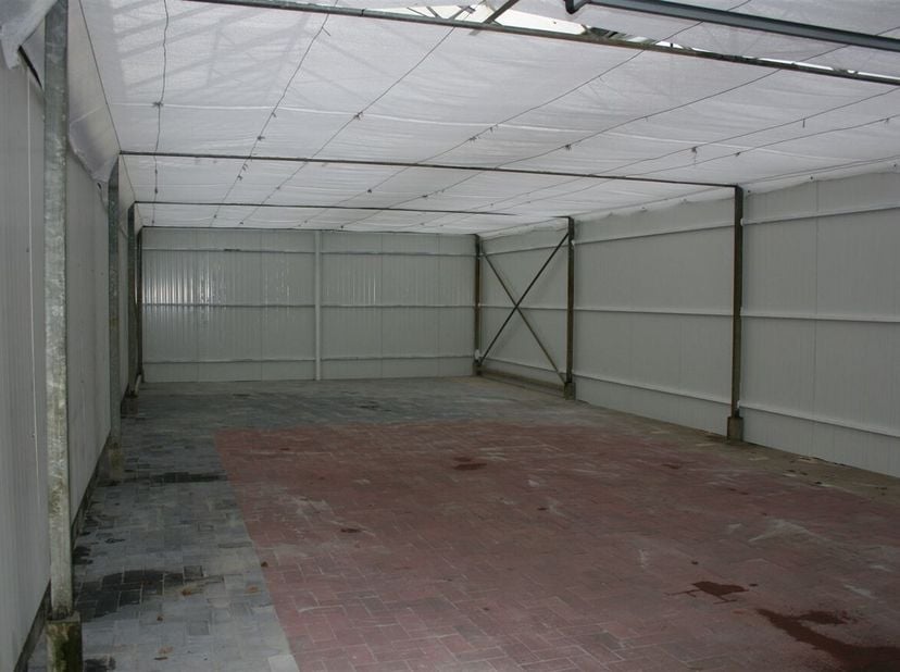 Afgesloten opslagruimte 200m² , voorzien van verlichting en elektriciteit.<br />
Gelegen op verbindingsas tussen Zoersel en Westmalle.<br />
Onmiddell
