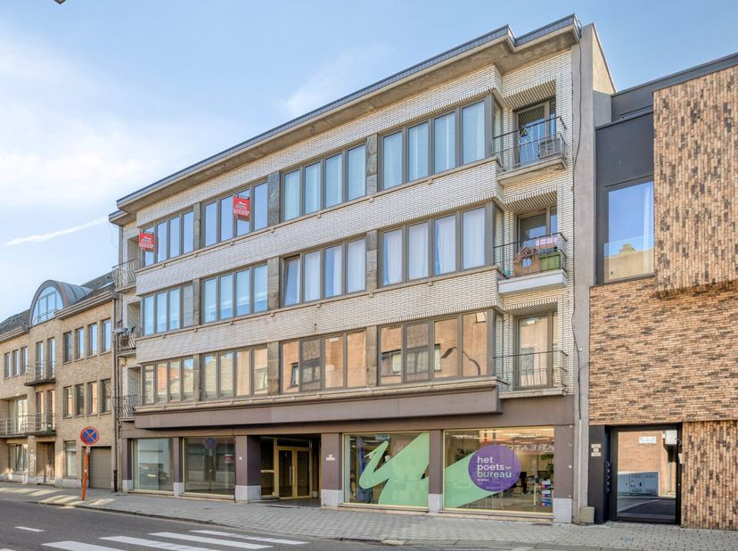 Dit dakappartement is gelegen pal in het centrum van Geel met de Nieuwstraat en de Markt van Geel op wandelafstand. Hierdoor bevinden alle mogelijke f