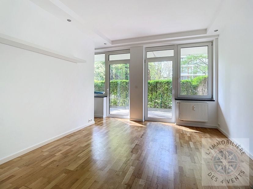 Découvrez ce charmant studio de 40 m², situé en rez-de-chaussée (niveau jardin -1) d'un immeuble bien entretenu. Bénéficiant d'un cadre agréable et d'