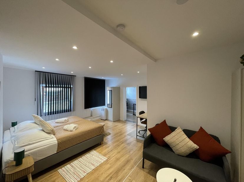 Ben je op zoek naar een comfortabel bemeubeld studentenkamer op een toplocatie in het hart van Hasselt? Dan is deze kamer aan de Zuivelmarkt 26 precie