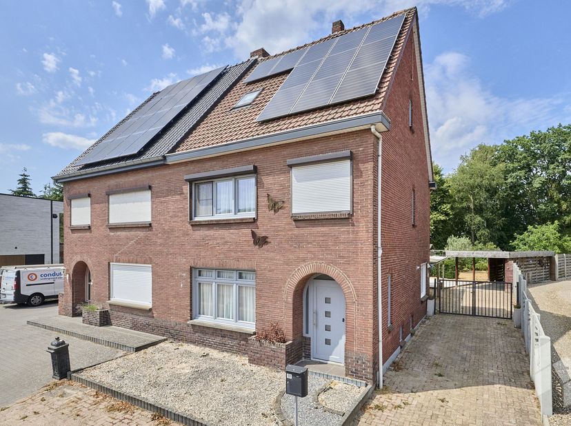 Gerenoveerde centrumwoning (171m²) met 4 slaapkamers en dubbele carport op perceel van 710m²<br />
Deze mooie energiezuinige woning is instapklaar. <b