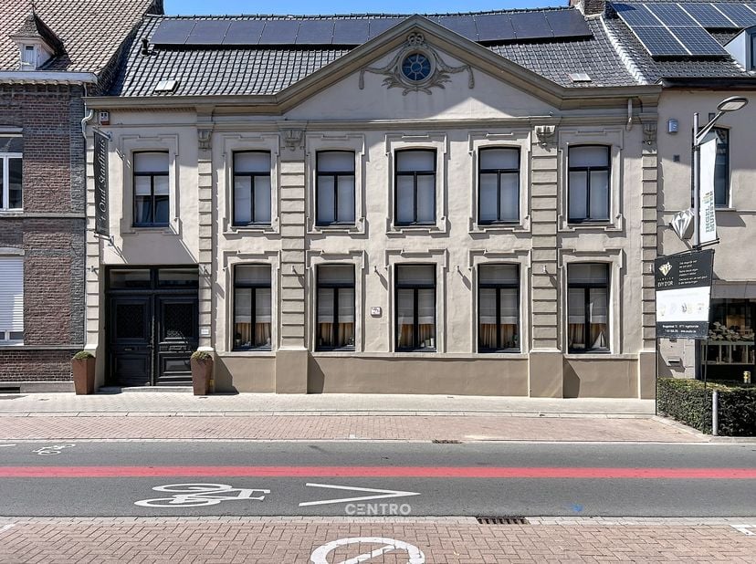 Benaderende OPPERVLAKTEN:<br />
Constructie - bewoonbare oppervlakten<br />
Herenhuis: 348 m²<br />
<br />
Grondoppervlakte<br />
Totale grondoppervla