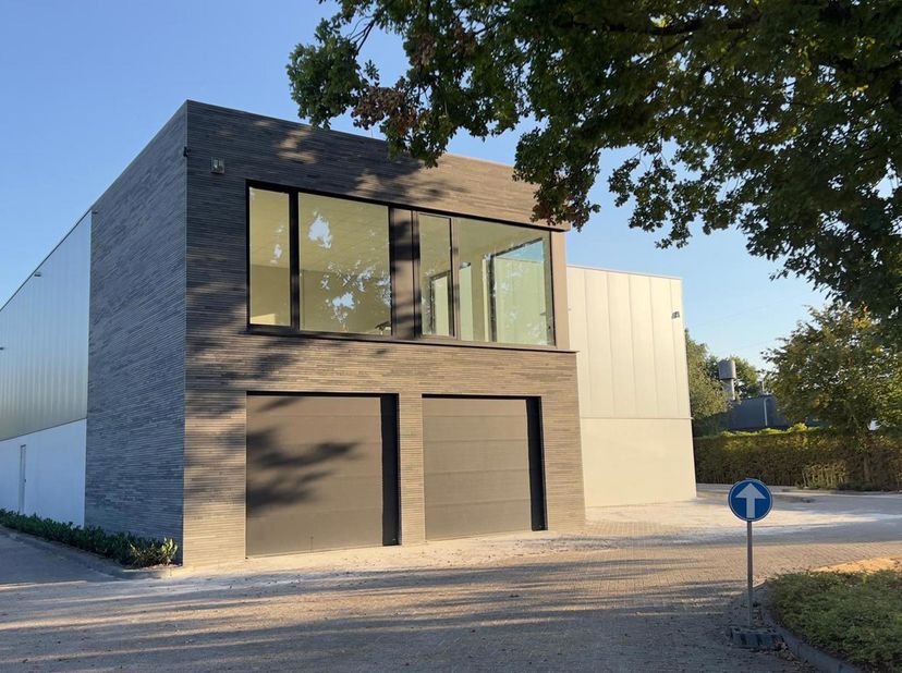 Nieuwbouw KMO-unit met 6 autostaanplaatsen te Beerse.<br />
592,6m² magazijn gelijkvloers + 153,1m² magazijn tussenverdieping + 51,5m² kantoor <br />
