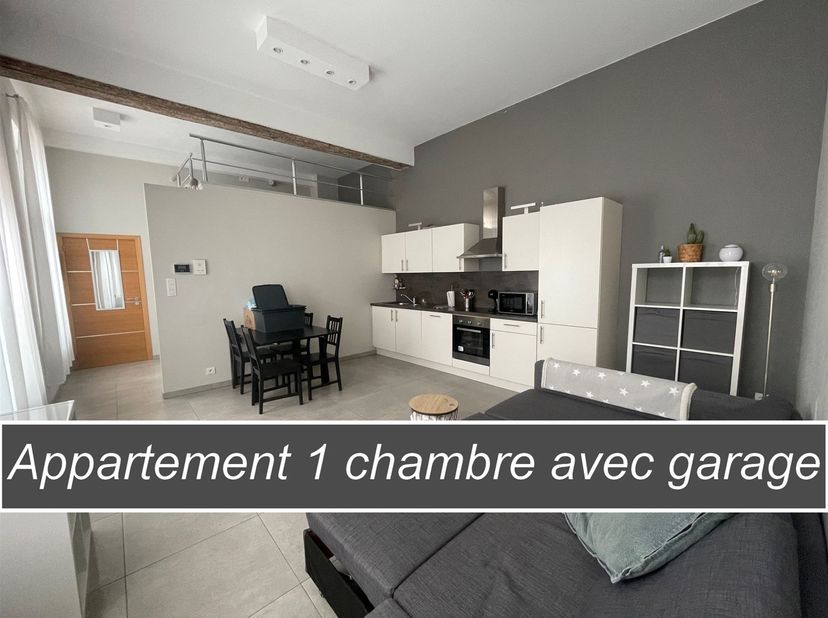 Charmant, gerenoveerd appartement van +/-52 m², gelegen op de 1e verdieping zonder lift in de Résidence Saint Nicolas, op een steenworp afstand van he