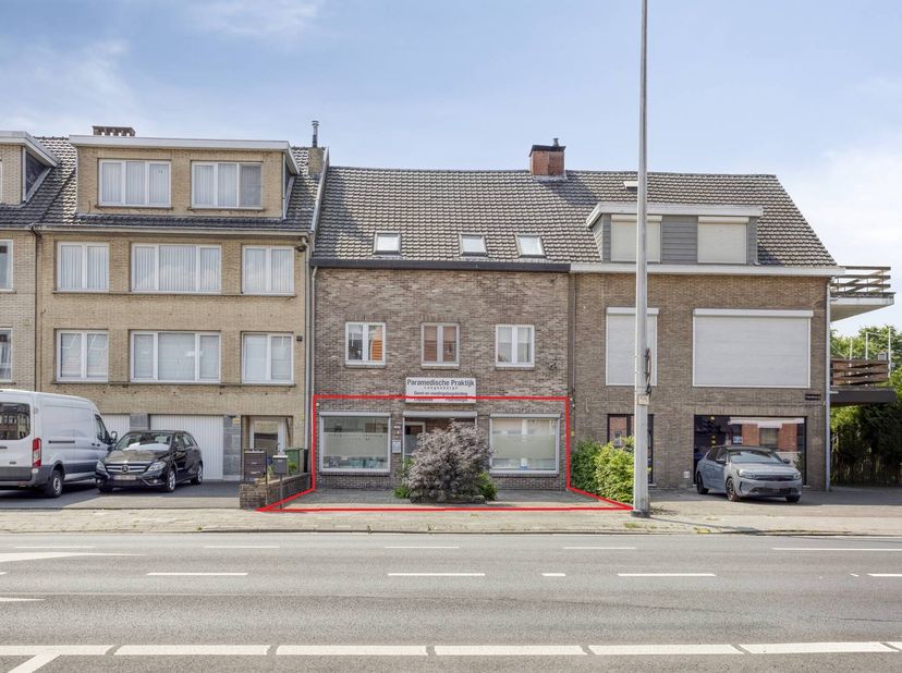 Het bedrijfspand bevindt zich op een uitermate drukke doorgangsweg tussen Ekeren, Kapellen en Hoevenen. Deze centrale en strategische ligging zorgt da