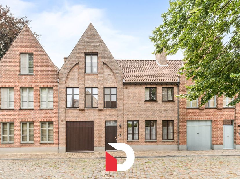 Ontdek deze burgerwoning met grote stadstuin en inpandige garage gelegen in een rustig achterliggend straatje aan de charmante Potterierei/Langerei in
