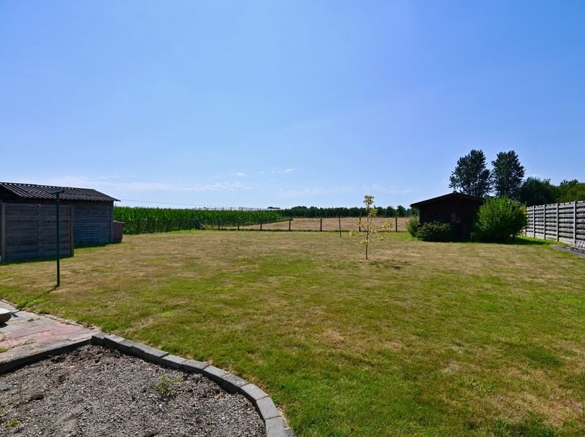 Droomt u van rustig wonen in een groene omgeving, zonder in te boeten aan een vlotte bereikbaarheid? Dan is deze charmante open bebouwing in het lande